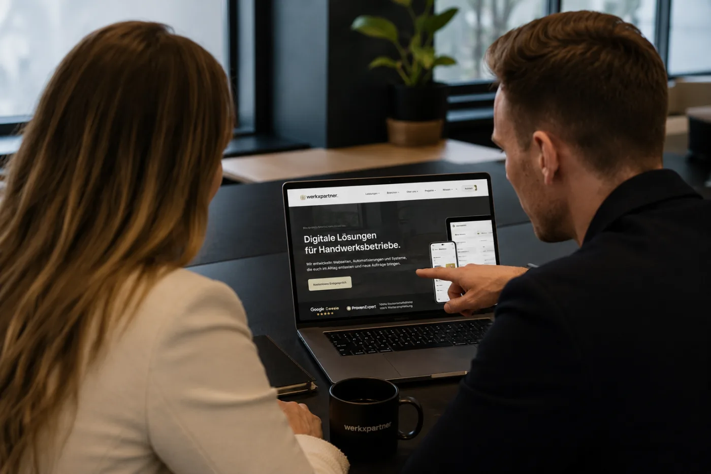 Gründer-Team von werkXpartner am Laptop